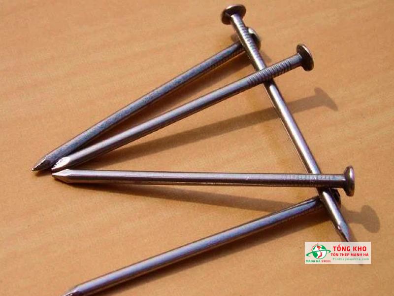 Chọn đinh có đầu nhọn, thân tròn đều để khi đóng bám chắc hơn