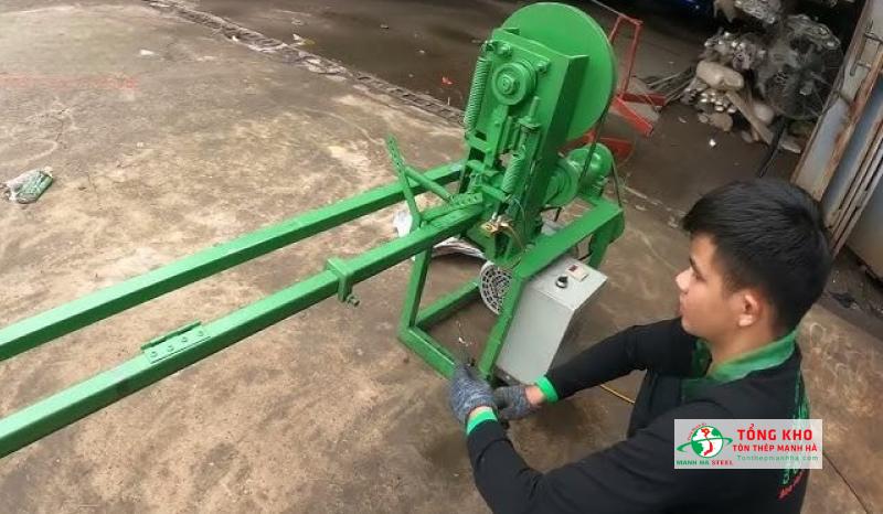 Nhân viên của Tôn Thép Mạnh Hà tiến hành thiết lập thông số máy duỗi dây thép
