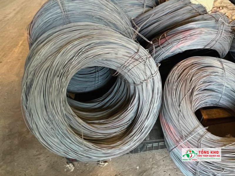 Cuộn dây thép đen có đường kính 1mm - 4mm, dễ uốn, giá rẻ
