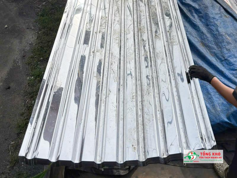 Tôn inox được sản xuất từ thép không gỉ