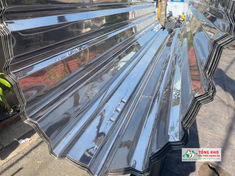 Tôn inox 201, 304 chống ăn mòn tốt hơn các loại tôn khác, bề mặt sáng bóng
