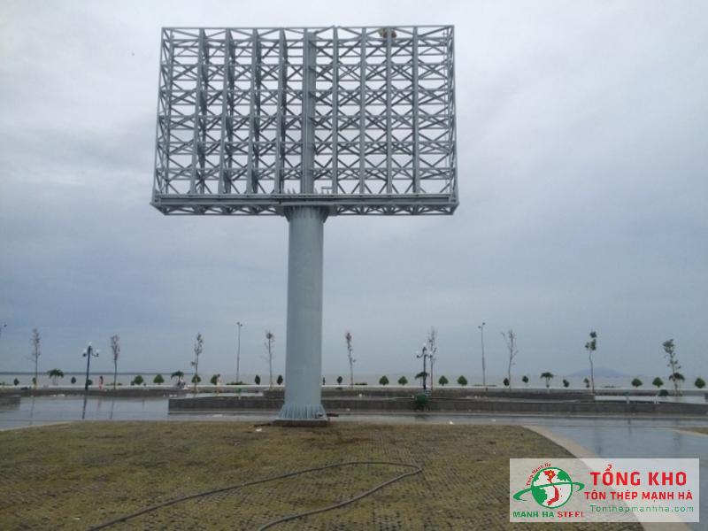 Dùng thép hộp 140x140 gia công khung biển quảng cáo
