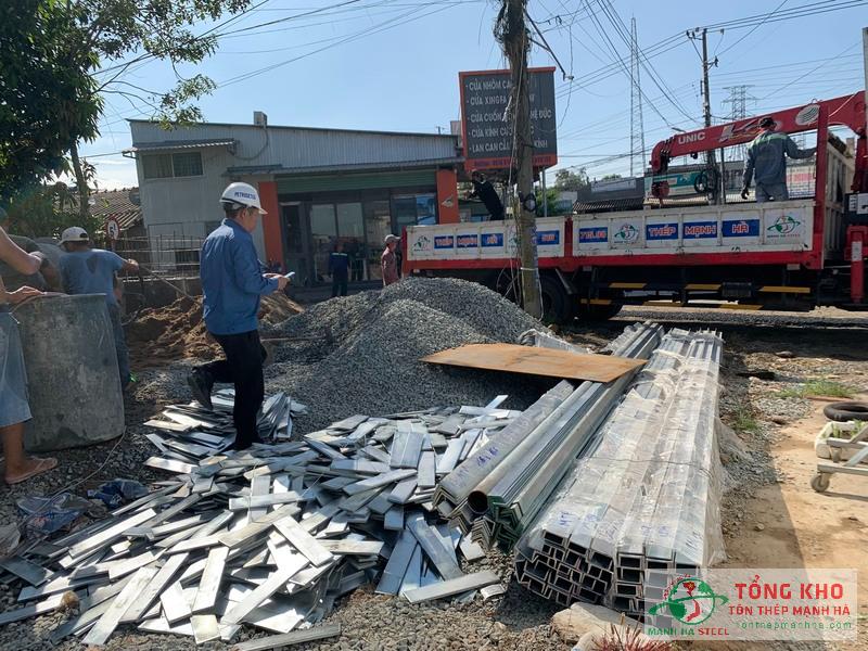 Giao 1,5 tấn thép U80x4,5mm và 1 tấn thép V50x3mm cho dự án nhà kho tại Long An