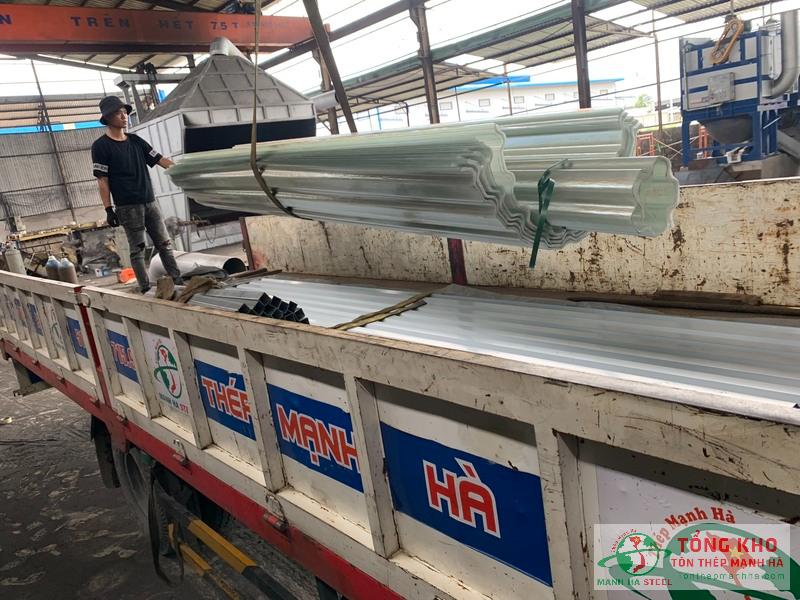 Giao 320m tôn nhựa lấy sáng PVC 1.0mm cho xưởng cơ khí tại KCN Tân Bình, TP.HCM