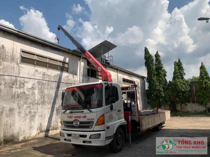 Cung cấp 210m tôn polycarbonate 0.9mm cho công trình nhà kho tại Thuận An, Bình Dương