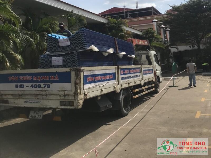 Giao 180m tôn lấy sáng composite 1.2mm cho công trình lợp mái ở Đức Hòa, Long An