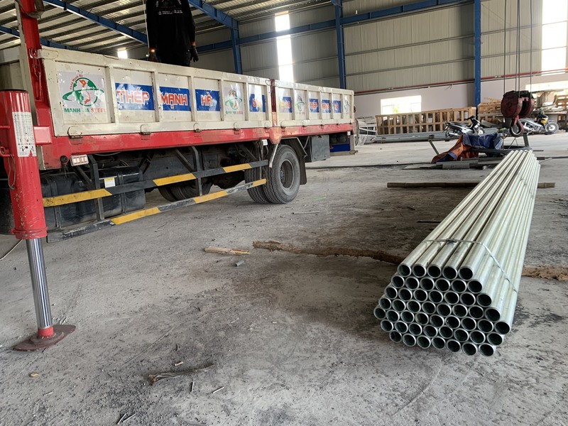 Giao 200 cây ống thép nhúng nóng phi 40 x 3 ly cho dự án hạ tầng cầu đường ở TP.HCM