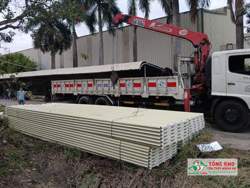 500m tôn Đông Á màu vàng kem giao về nhà xưởng KCN Xuyên Á, Đức Hòa, Long An