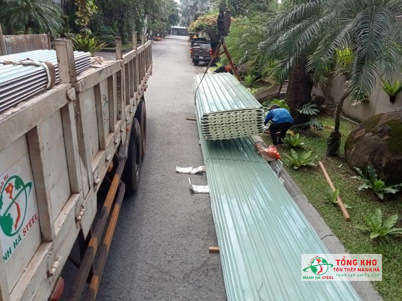 Lô 1000m tôn Đông Á được vận chuyển đến công trình nhà kho tại Bến Lức, Long An