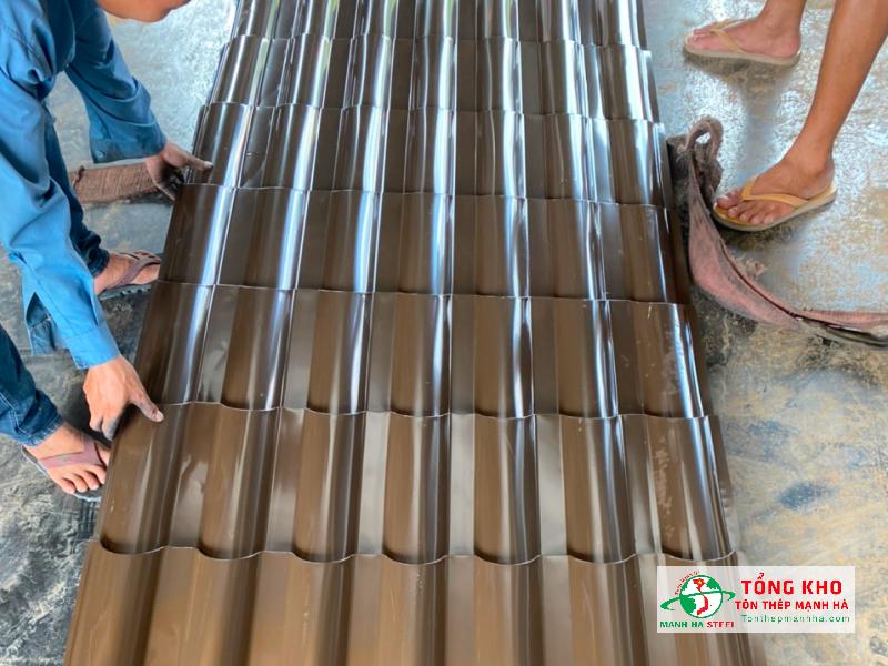 Giao 480m tôn giả ngói mạ màu nâu đất cho công trình mái che bãi đậu xe tại KCN Đông Xuyên, TP. Vũng Tàu