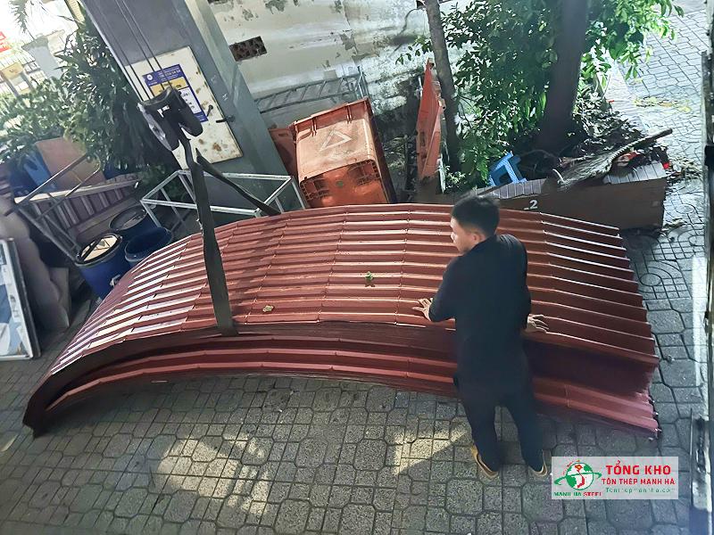 Giao 500m tôn giả ngói Hoa Sen cho công trình tại đường Nguyễn Văn Thủ, phường Đa Kao, Quận 1