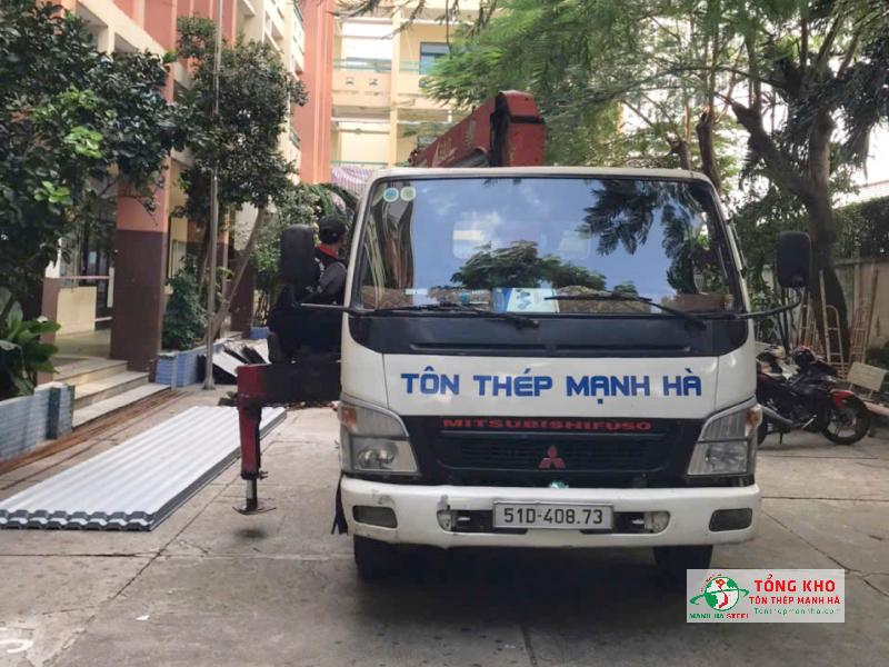 Bàn giao 300m tôn Hoa Sen cho công trình Trường Tiểu học Lý Nhơn – Quận 4