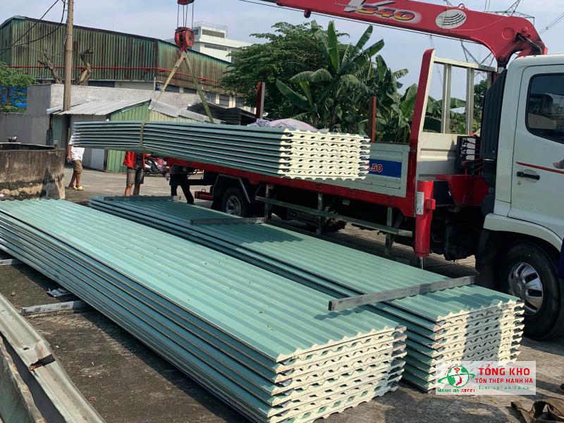 Xuất kho 1000m tôn PU Hoa Sen đến công trình Công ty Mỹ phẩm tại KCN Tân Tạo – Quận Bình Tân.