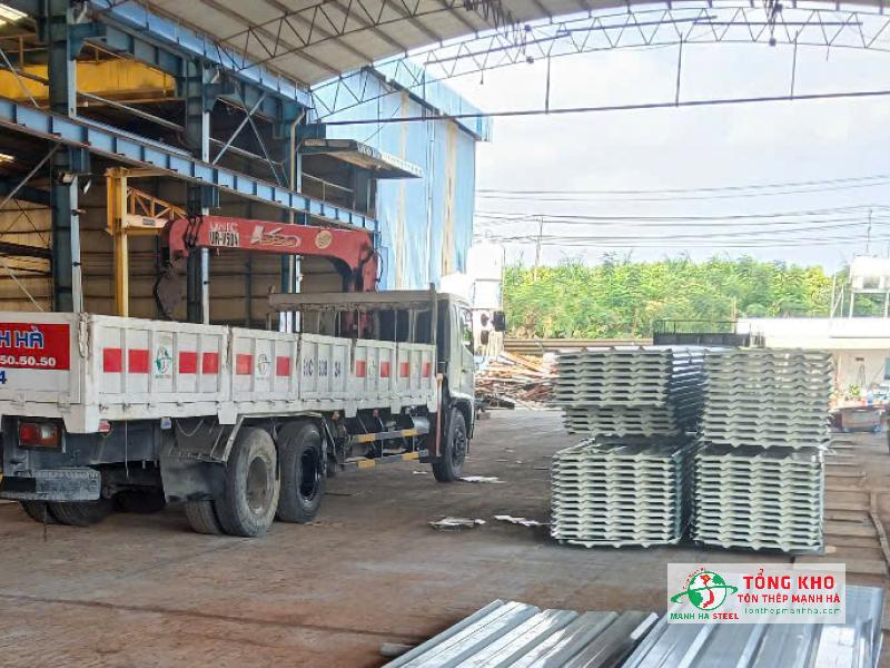 Giao 600m Tôn Nam Kim cho kho hàng gần cửa khẩu Mộc Bài, Tây Ninh