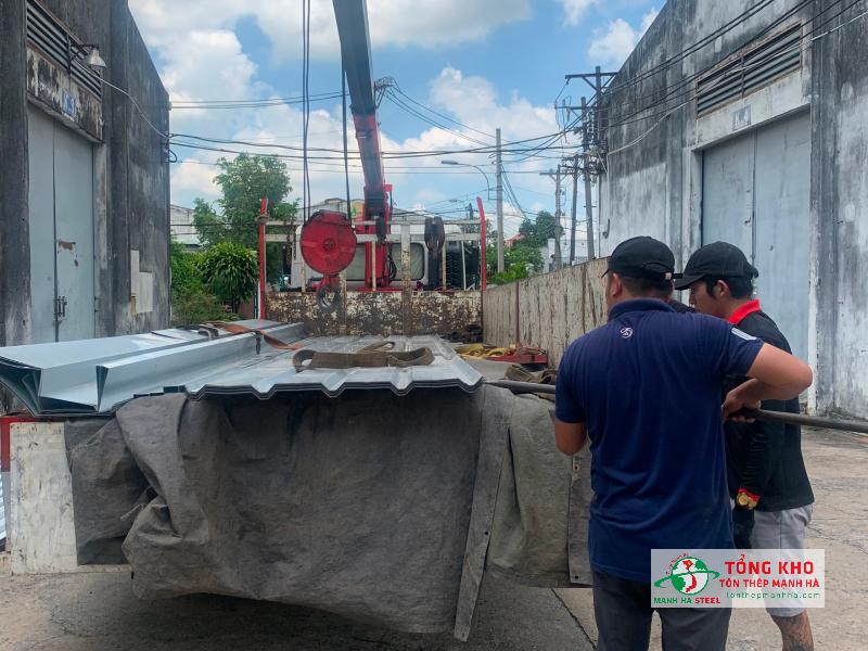 Giao 270m Tôn Nam Kim về công ty cơ khí tại Hòa Thành, Tây Ninh