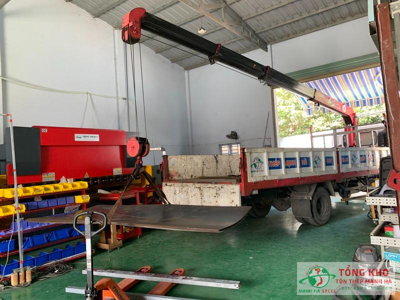 Giao 8 tấn thép tấm 6mm cho công trình nhà xưởng cơ khí tại KCN Tân Bình, TP.HCM