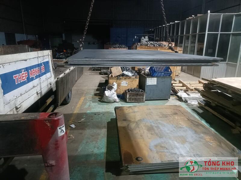 Xuất kho 12 tấn thép tấm 10mm giao cho xưởng chế tạo kết cấu tại TP. Thuận An, Bình Dương, xe tải vào tận xưởng