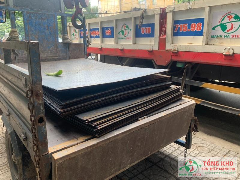 Cung ứng 9 tấn thép tấm gân 12mm cho đơn vị đóng tàu tại Vũng Tàu, hỗ trợ giao gấp trong ngày để kịp tiến độ cắt CNC