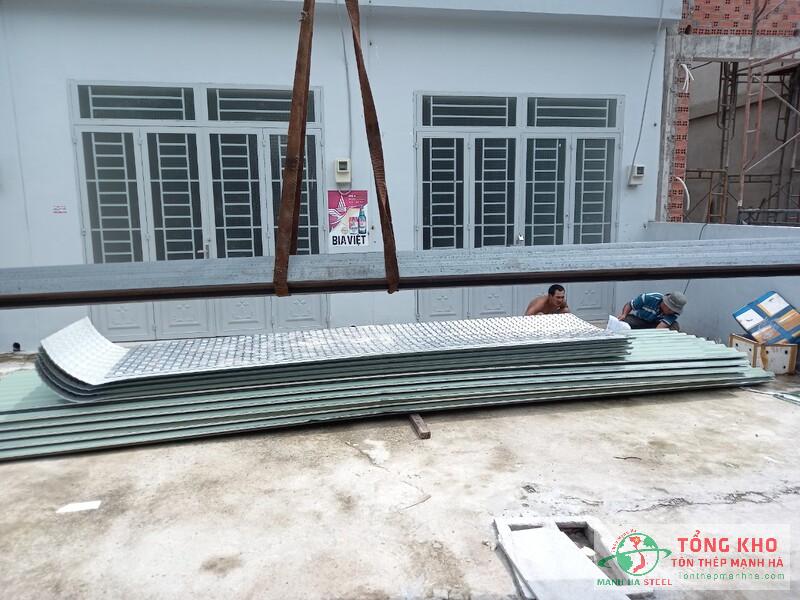 Cung cấp 2.5 tấn tôn kẽm Hoa Sen dày 0.35mm cho dự án nhà kho tại Thuận An, Bình Dương