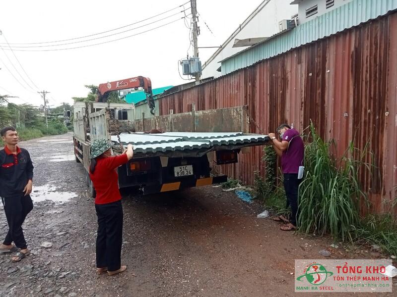 Giao 3 tấn tôn kẽm Hòa Phát dày 0.45mm cho công trình xây dựng văn phòng tại Quận 9, TP.HCM