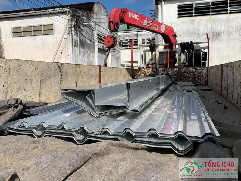 Cung cấp 1.8 tấn tôn kẽm Đông Á dày 0.30mm và máng xối tôn cho xưởng cơ khí tại Long Thành, Đồng Nai