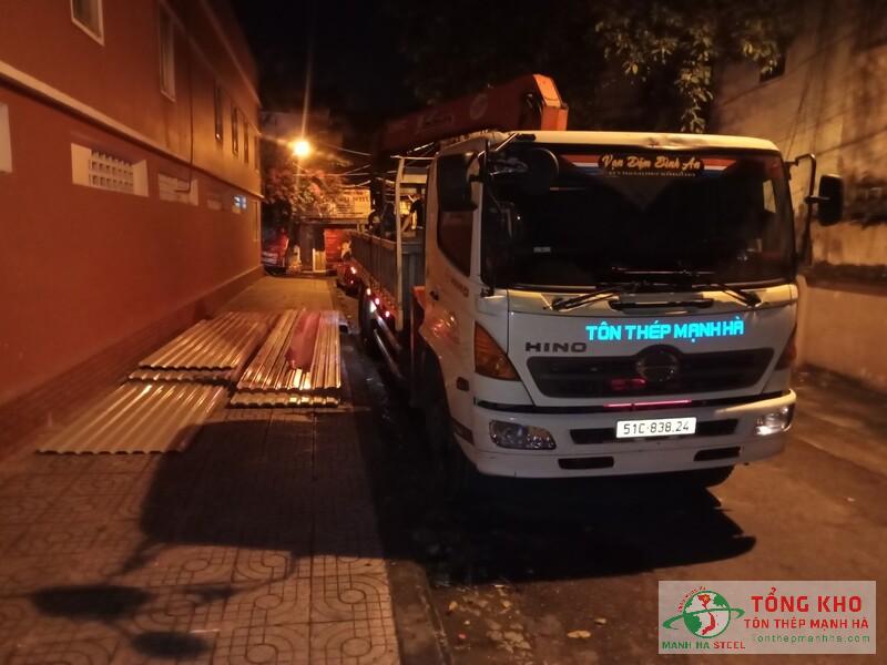 Giao 2 tấn tôn kẽm Việt Nhật dày 0.33mm cho dự án trường học tại Bà Rịa - Vũng Tàu