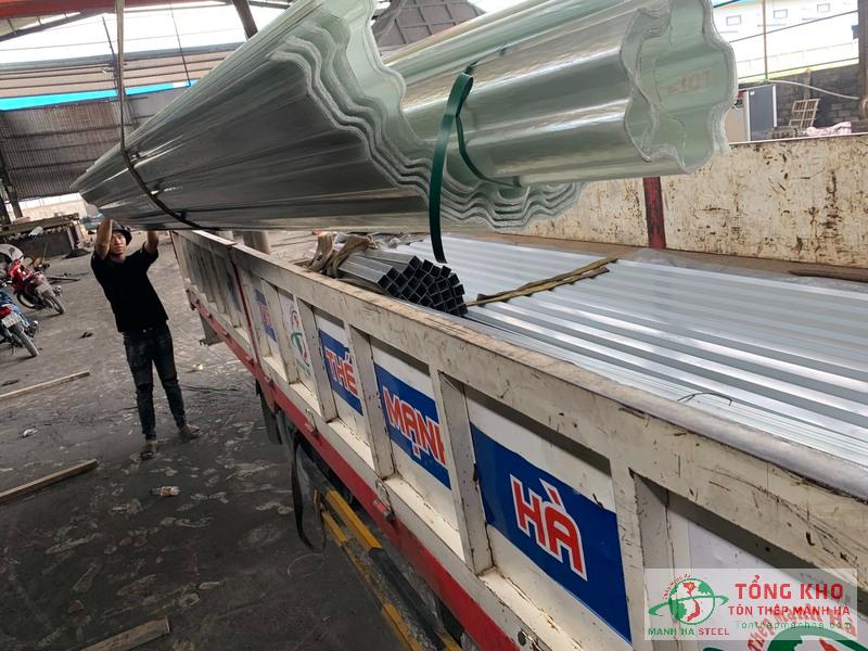 Mạnh Hà có đội ngũ xe cẩu tải chuyên chở tôn tận công trình toàn HCM, miền Nam, CK tới 7%