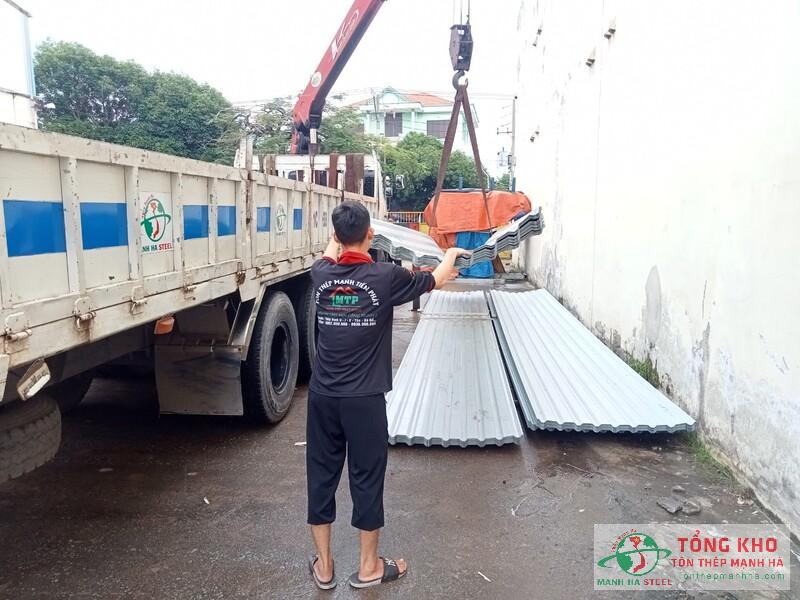 Tôn Thép Mạnh Hà có nhân viên chuyên nghiệp, vận chuyển bốc xếp tôn các loại tận công trình
