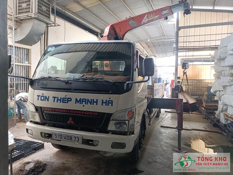 Nhà máy Tôn Thép Mạnh Hà có hệ thống kho hàng lớn, cung cấp đủ các kích thước thép hình I, U, V, H