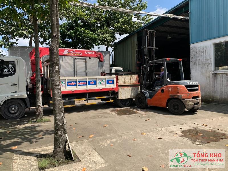 Tôn Thép Mạnh Hà có kho hàng lớn, hệ thống xe cẩu tải chuyên nghiệp toàn HCM, miền Nam