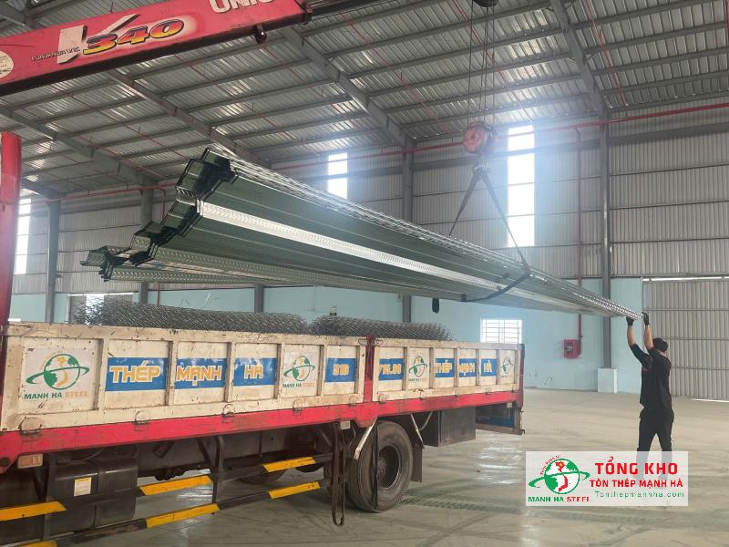 Tôn Thép Mạnh Hà cung cấp tôn sàn deck H50W1000 chính hãng, giao tận nơi
