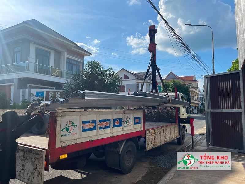 Tôn Thép Mạnh Hà giao tôn sàn deck H50W930 tận công trình, nhanh chóng