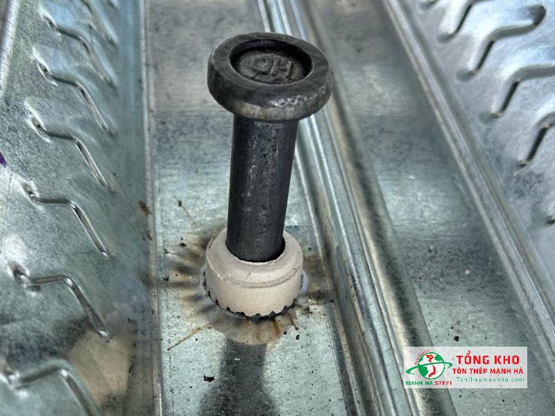 Đinh chống cắt sàn deck là phụ kiện giúp liên kết tôn sàn deck với dầm thép bằng phương pháp hàn