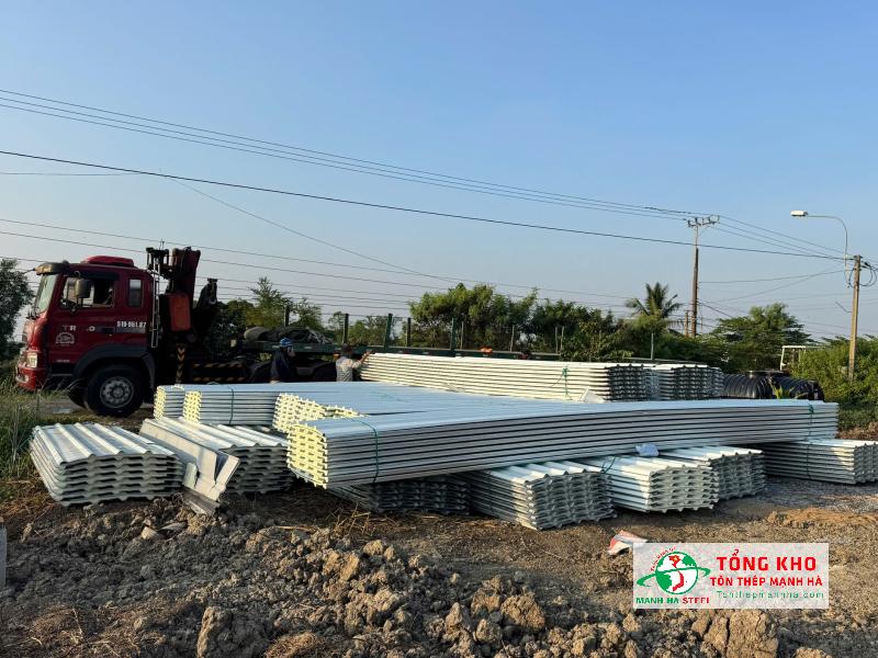 Bàn giao 1.400m tôn cách nhiệt PU Hoa Sen cho hạng mục mái nhà xưởng chế biến thực phẩm gần KCN Vĩnh Lộc, Bình Chánh