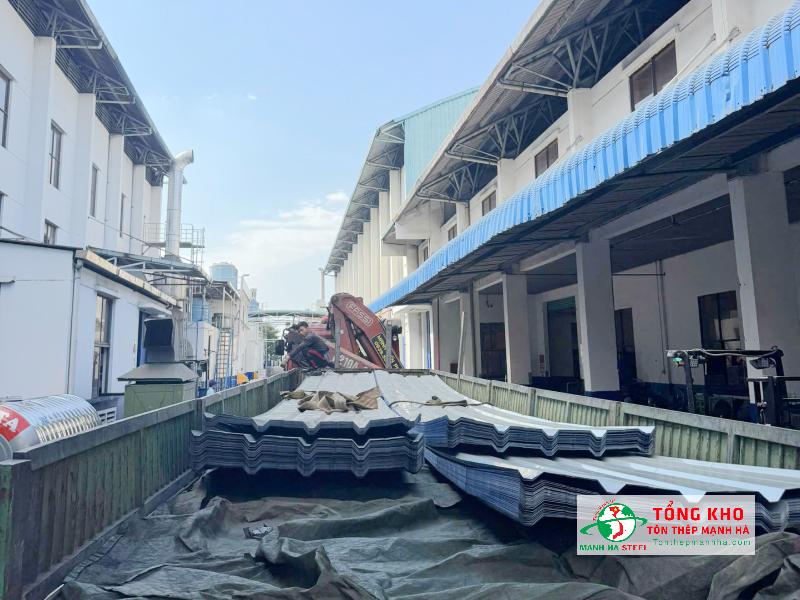 Hoàn tất giao 750m tôn kẽm Hoa Sen 5 sóng cho công trình mái che kho chứa vật tư xây dựng trên đường Trần Văn Giàu, Bình Chánh