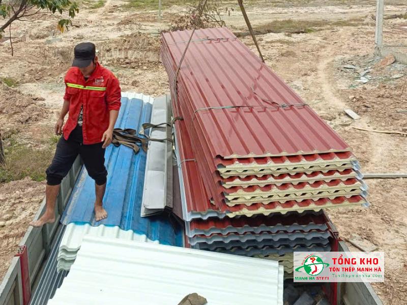 Giao 800m tôn màu, tôn cách nhiệt Hoa Sen nhà kho phân bón, vật tư nông nghiệp trên tỉnh lộ 8, Củ Chi