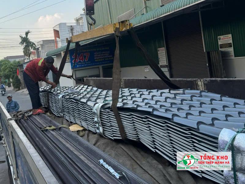 Giao 820m tôn sóng ngói Hoa Sen cho khách gần ngã tư Tân Quy, Củ Chi