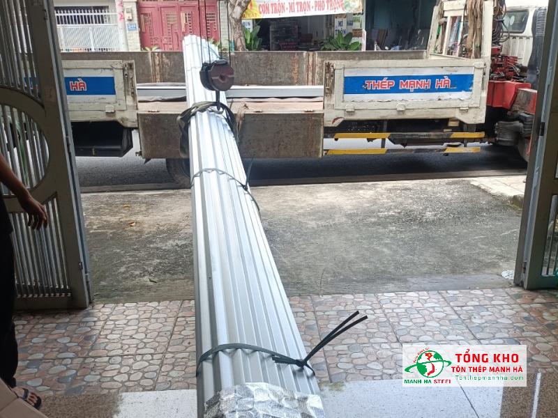 Giao 650m tôn lạnh Hoa Sen cho xưởng cơ khí tại xã An Nhơn Tây, Củ Chi