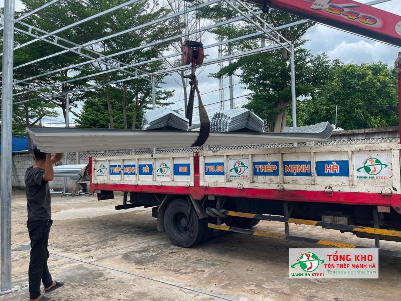 Giao 700m tôn lạnh màu Hoa Sen 9 sóng cho công trình mái nhà xưởng cơ khí tại KCN Tây Bắc Củ Chi