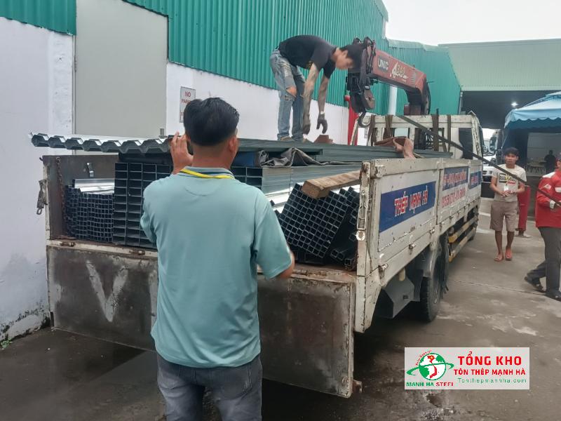 Giao 1.100m tôn lạnh màu Hoa Sen và thép hộp cho công trình mái nhà xưởng cơ khí tại khu vực Bà Điểm, Hóc Môn