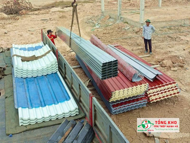 Giao tôn cán sóng và tôn PU Hoa Sen cho nhà xưởng sản xuất gỗ gần ngã ba Giồng, Hóc Môn