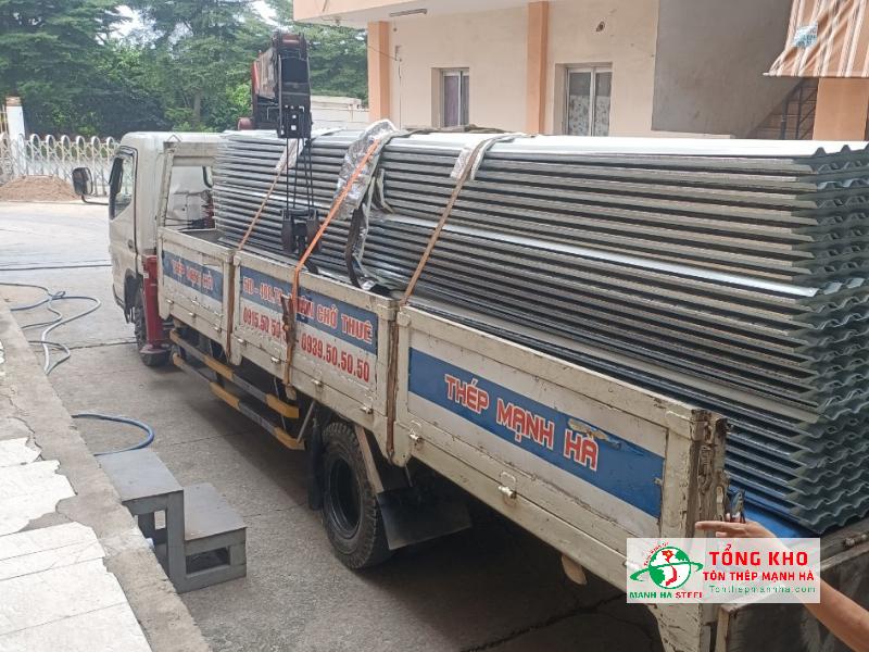 Giao 950m² tôn cách nhiệt Hoa Sen 9 sóng cho công trình mái che kho nông sản trên đường Đặng Thúc Vịnh, Hóc Môn