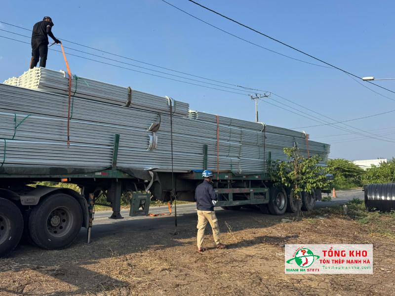 Giao 2000m tôn cách nhiệt PU Hoa Sen cho hạng mục mái nhà xưởng sản xuất nhựa gần cảng Hiệp Phước, Nhà Bè