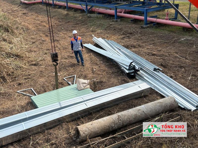 Giao 900m tôn lạnh màu Hoa Sen, thép hộp, xà gồ cho công trình mái nhà xưởng tại khu Hiệp Phước, Nhà Bè
