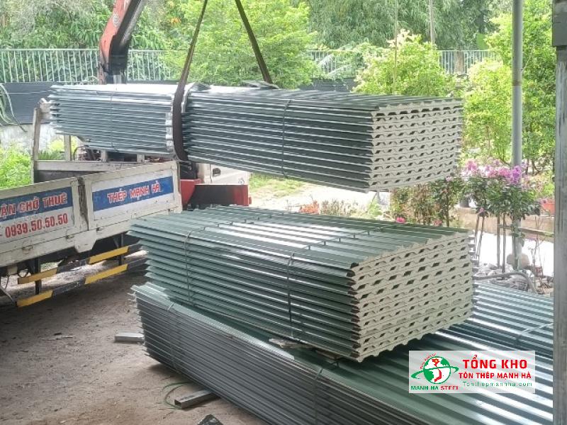 Giao 950m tôn cách nhiệt Hoa Sen 9 làm mái che kho chứa vật tư trên đường Nguyễn Bình, Nhà Bè