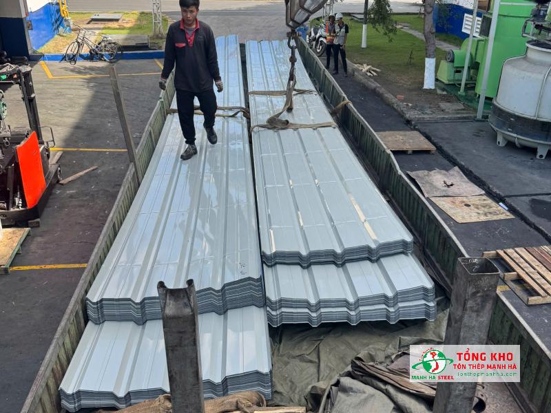 Giao 750m tôn Hoa Sen mạ kẽm cho công trình nhà kho tại đường Lê Văn Quới, Bình Tân