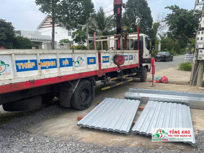 Giao 480m tôn lạnh Hoa Sen cho công trình quán cà phê tại đường Tỉnh Lộ 10, Bình Tân