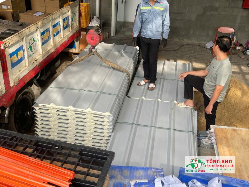 Giao 580m tôn Hoa Sen cách nhiệt 3 lớp cho công trình xưởng may tại đường Hồ Học Lãm, Bình Tân