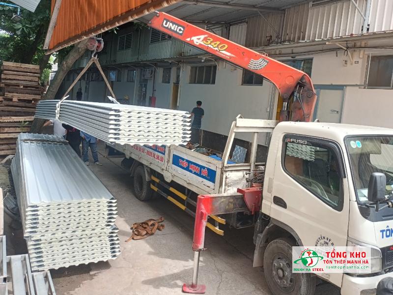 Giao 600m tôn PU Hoa Sen cho nhà xưởng tại KCN Tân Tạo, Bình Tân