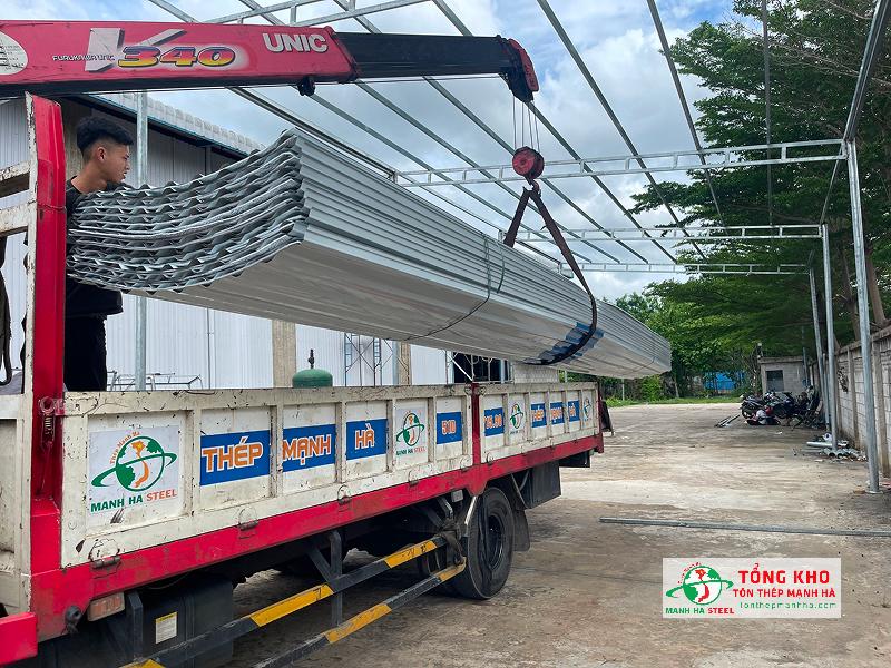 Giao 520m tôn Hoa Sen cách nhiệt PE cho công trình nhà xưởng may gia công tại đường Ung Văn Khiêm, Bình Thạnh